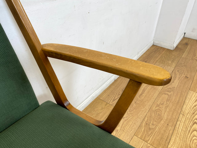 Schöner und gemütlicher Mid-Century Stuhl mit Armlehnen und neuem Stoffbezug in Grün.