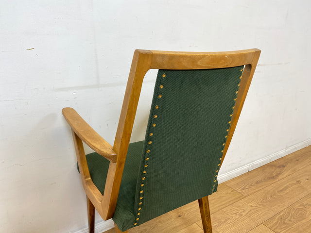 Schöner und gemütlicher Mid-Century Stuhl mit Armlehnen und neuem Stoffbezug in Grün.