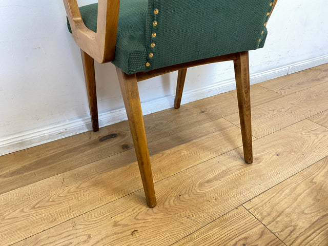 Schöner und gemütlicher Mid-Century Stuhl mit Armlehnen und neuem Stoffbezug in Grün.