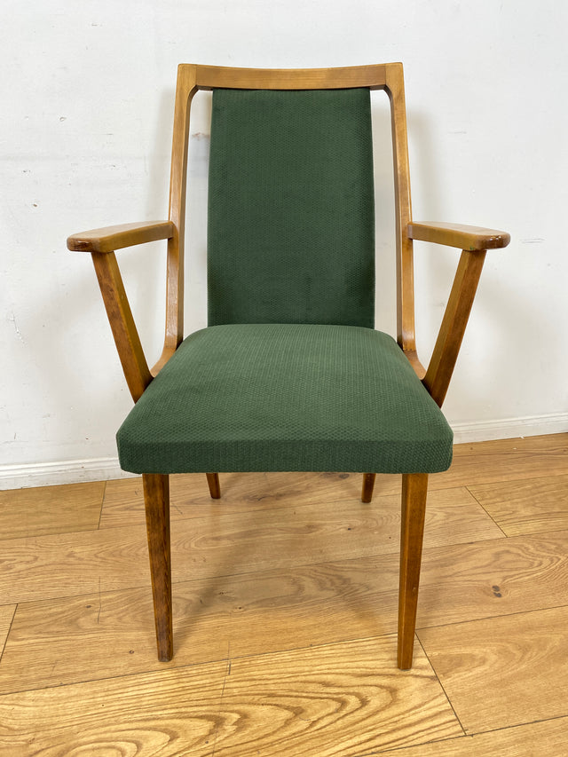 Schöner und gemütlicher Mid-Century Stuhl mit Armlehnen und neuem Stoffbezug in Grün.
