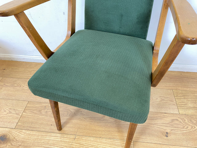 Schöner und gemütlicher Mid-Century Stuhl mit Armlehnen und neuem Stoffbezug in Grün.