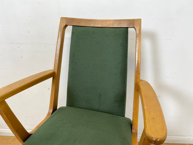 Schöner und gemütlicher Mid-Century Stuhl mit Armlehnen und neuem Stoffbezug in Grün.
