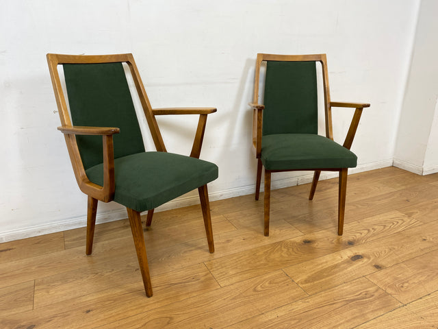 Schöner und gemütlicher Mid-Century Stuhl mit Armlehnen und neuem Stoffbezug in Grün.