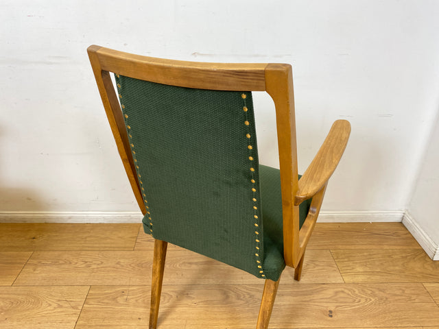 Schöner und gemütlicher Mid-Century Stuhl mit Armlehnen und neuem Stoffbezug in Grün.