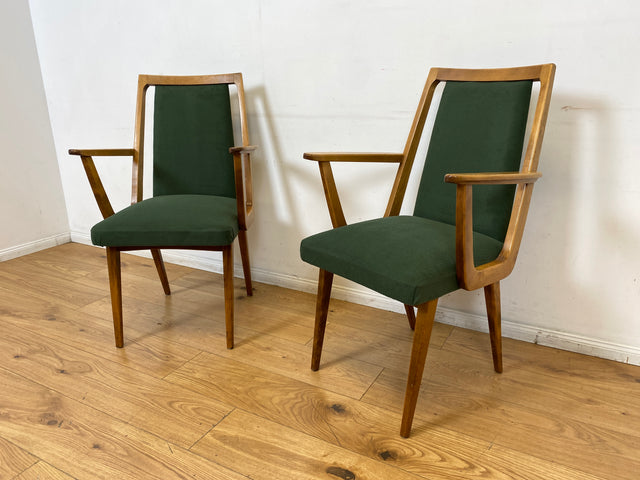 Schöner und gemütlicher Mid-Century Stuhl mit Armlehnen und neuem Stoffbezug in Grün.