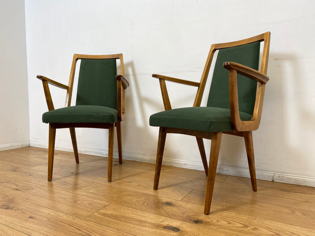 Schöner und gemütlicher Mid-Century Stuhl mit Armlehnen und neuem Stoffbezug in Grün.