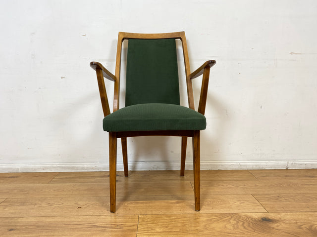 Schöner und gemütlicher Mid-Century Stuhl mit Armlehnen und neuem Stoffbezug in Grün.