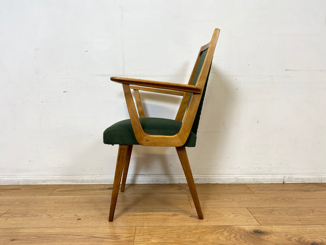 Schöner und gemütlicher Mid-Century Stuhl mit Armlehnen und neuem Stoffbezug in Grün.