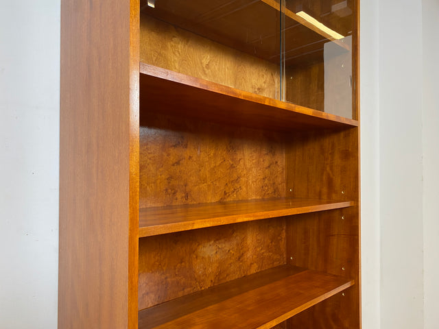 WMK I Stilvolle hohe Mid-Century Vitrine mit verstellbaren Regalböden I Schrank Bücherschrank Büchervitrine Glasvitrine Bücherregal Kommode Sideboard Regalwand Vintage 60er I Berlin Stuttgart Leipzig