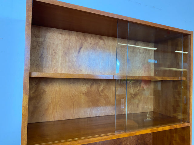 WMK I Stilvolle hohe Mid-Century Vitrine mit verstellbaren Regalböden I Schrank Bücherschrank Büchervitrine Glasvitrine Bücherregal Kommode Sideboard Regalwand Vintage 60er I Berlin Stuttgart Leipzig