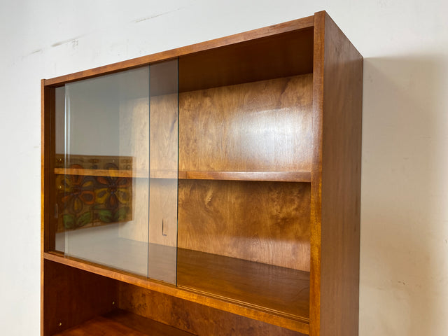 WMK I Stilvolle hohe Mid-Century Vitrine mit verstellbaren Regalböden I Schrank Bücherschrank Büchervitrine Glasvitrine Bücherregal Kommode Sideboard Regalwand Vintage 60er I Berlin Stuttgart Leipzig