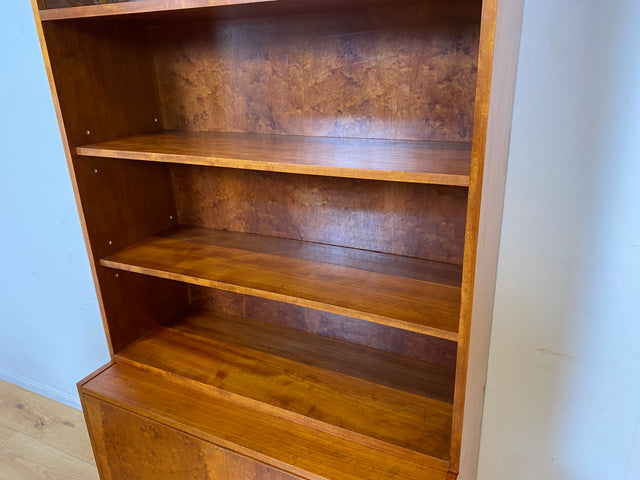 WMK I Stilvolle hohe Mid-Century Vitrine mit verstellbaren Regalböden I Schrank Bücherschrank Büchervitrine Glasvitrine Bücherregal Kommode Sideboard Regalwand Vintage 60er I Berlin Stuttgart Leipzig