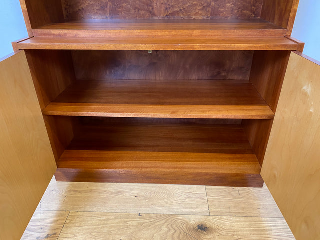 WMK I Stilvolle hohe Mid-Century Vitrine mit verstellbaren Regalböden I Schrank Bücherschrank Büchervitrine Glasvitrine Bücherregal Kommode Sideboard Regalwand Vintage 60er I Berlin Stuttgart Leipzig