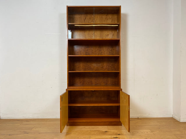 WMK I Stilvolle hohe Mid-Century Vitrine mit verstellbaren Regalböden I Schrank Bücherschrank Büchervitrine Glasvitrine Bücherregal Kommode Sideboard Regalwand Vintage 60er I Berlin Stuttgart Leipzig