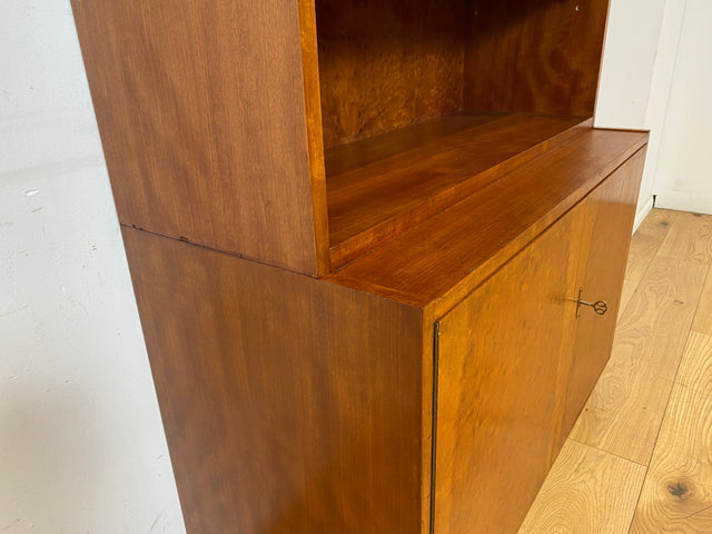 WMK I Stilvolle hohe Mid-Century Vitrine mit verstellbaren Regalböden I Schrank Bücherschrank Büchervitrine Glasvitrine Bücherregal Kommode Sideboard Regalwand Vintage 60er I Berlin Stuttgart Leipzig