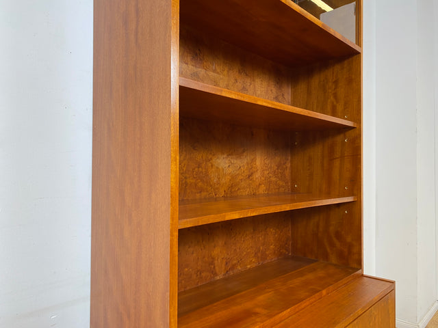 WMK I Stilvolle hohe Mid-Century Vitrine mit verstellbaren Regalböden I Schrank Bücherschrank Büchervitrine Glasvitrine Bücherregal Kommode Sideboard Regalwand Vintage 60er I Berlin Stuttgart Leipzig