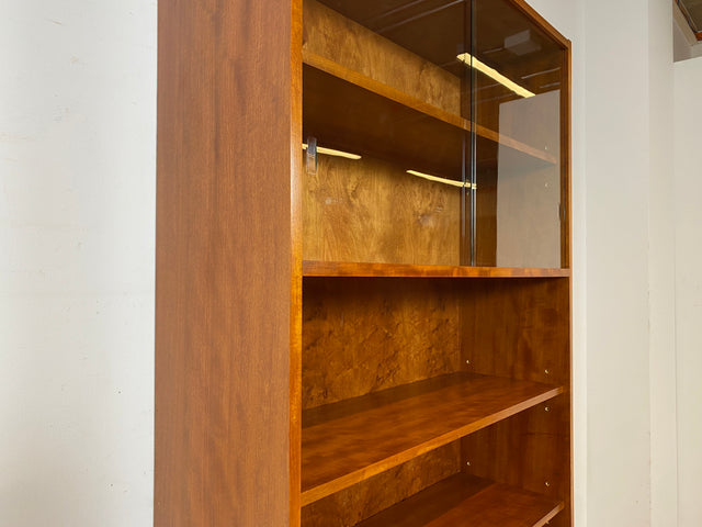 WMK I Stilvolle hohe Mid-Century Vitrine mit verstellbaren Regalböden I Schrank Bücherschrank Büchervitrine Glasvitrine Bücherregal Kommode Sideboard Regalwand Vintage 60er I Berlin Stuttgart Leipzig