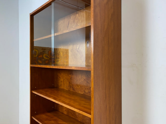 WMK I Stilvolle hohe Mid-Century Vitrine mit verstellbaren Regalböden I Schrank Bücherschrank Büchervitrine Glasvitrine Bücherregal Kommode Sideboard Regalwand Vintage 60er I Berlin Stuttgart Leipzig