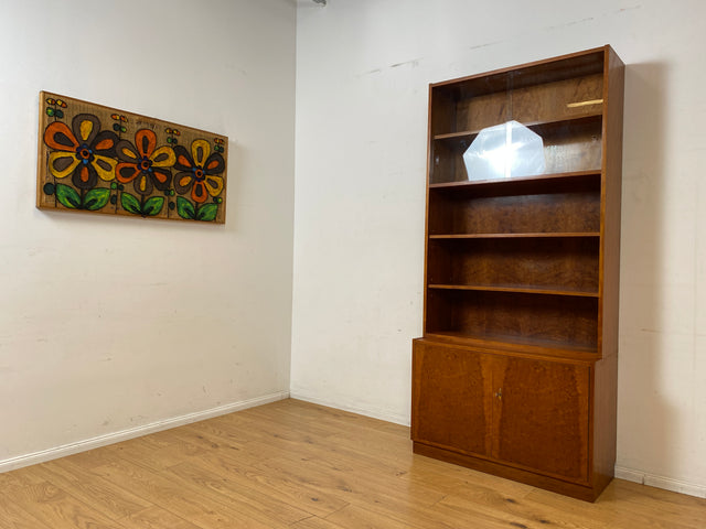 WMK I Stilvolle hohe Mid-Century Vitrine mit verstellbaren Regalböden I Schrank Bücherschrank Büchervitrine Glasvitrine Bücherregal Kommode Sideboard Regalwand Vintage 60er I Berlin Stuttgart Leipzig