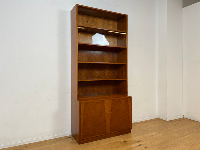 WMK I Stilvolle hohe Mid-Century Vitrine mit verstellbaren Regalböden I Schrank Bücherschrank Büchervitrine Glasvitrine Bücherregal Kommode Sideboard Regalwand Vintage 60er I Berlin Stuttgart Leipzig