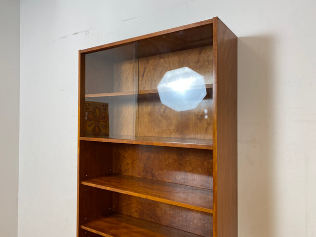 WMK I Stilvolle hohe Mid-Century Vitrine mit verstellbaren Regalböden I Schrank Bücherschrank Büchervitrine Glasvitrine Bücherregal Kommode Sideboard Regalwand Vintage 60er I Berlin Stuttgart Leipzig