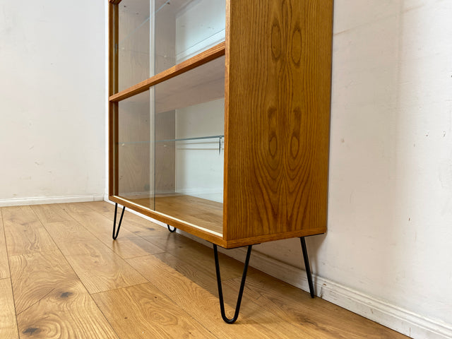 Stilvolle Mid-Century Vitrine in Eiche auf neuen Hairpin Füßen mit beidseitiger Verglasung & Glasböden I Raumtrenner Glasvitrine Display Geschirrschrank Highboard Vintage I
