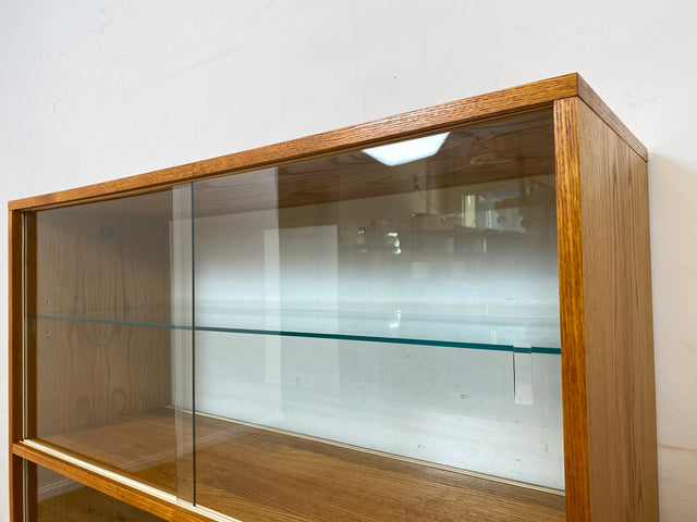 Stilvolle Mid-Century Vitrine in Eiche auf neuen Hairpin Füßen mit beidseitiger Verglasung & Glasböden I Raumtrenner Glasvitrine Display Geschirrschrank Highboard Vintage I