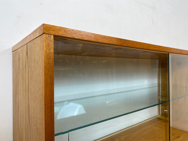 Stilvolle Mid-Century Vitrine in Eiche auf neuen Hairpin Füßen mit beidseitiger Verglasung & Glasböden I Raumtrenner Glasvitrine Display Geschirrschrank Highboard Vintage I