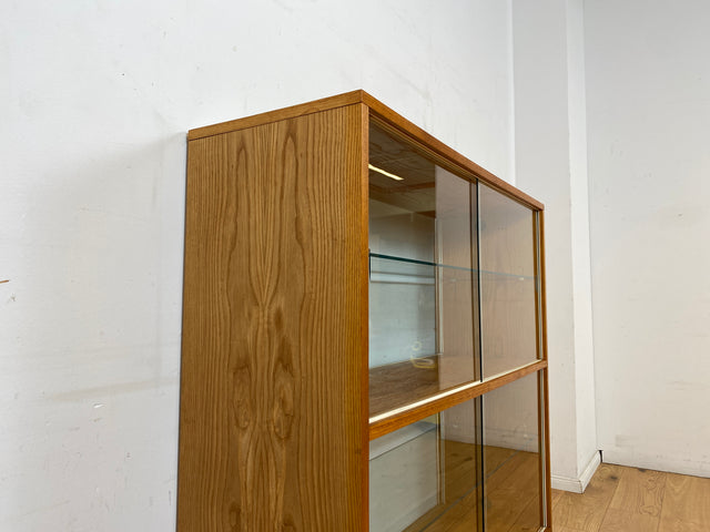 Stilvolle Mid-Century Vitrine in Eiche auf neuen Hairpin Füßen mit beidseitiger Verglasung & Glasböden I Raumtrenner Glasvitrine Display Geschirrschrank Highboard Vintage I