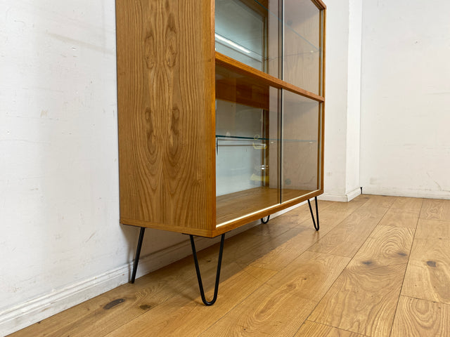 Stilvolle Mid-Century Vitrine in Eiche auf neuen Hairpin Füßen mit beidseitiger Verglasung & Glasböden I Raumtrenner Glasvitrine Display Geschirrschrank Highboard Vintage I