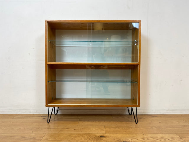 Stilvolle Mid-Century Vitrine in Eiche auf neuen Hairpin Füßen mit beidseitiger Verglasung & Glasböden I Raumtrenner Glasvitrine Display Geschirrschrank Highboard Vintage I