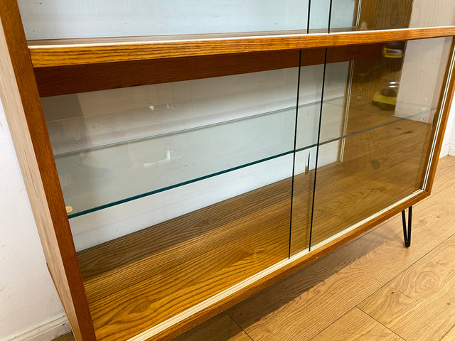Stilvolle Mid-Century Vitrine in Eiche auf neuen Hairpin Füßen mit beidseitiger Verglasung & Glasböden I Raumtrenner Glasvitrine Display Geschirrschrank Highboard Vintage I