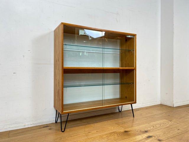 Stilvolle Mid-Century Vitrine in Eiche auf neuen Hairpin Füßen mit beidseitiger Verglasung & Glasböden I Raumtrenner Glasvitrine Display Geschirrschrank Highboard Vintage I