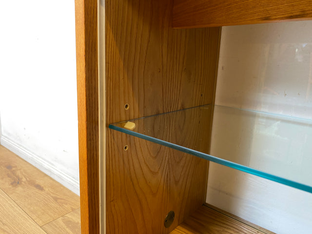 Stilvolle Mid-Century Vitrine in Eiche auf neuen Hairpin Füßen mit beidseitiger Verglasung & Glasböden I Raumtrenner Glasvitrine Display Geschirrschrank Highboard Vintage I