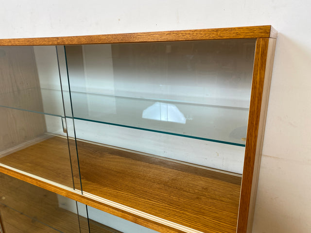 Stilvolle Mid-Century Vitrine in Eiche auf neuen Hairpin Füßen mit beidseitiger Verglasung & Glasböden I Raumtrenner Glasvitrine Display Geschirrschrank Highboard Vintage I