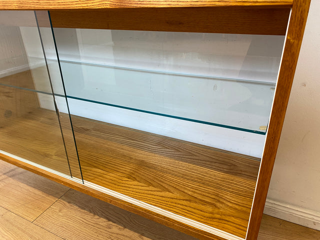 Stilvolle Mid-Century Vitrine in Eiche auf neuen Hairpin Füßen mit beidseitiger Verglasung & Glasböden I Raumtrenner Glasvitrine Display Geschirrschrank Highboard Vintage I