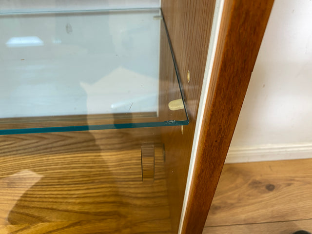 Stilvolle Mid-Century Vitrine in Eiche auf neuen Hairpin Füßen mit beidseitiger Verglasung & Glasböden I Raumtrenner Glasvitrine Display Geschirrschrank Highboard Vintage I