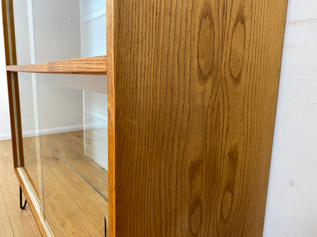 Stilvolle Mid-Century Vitrine in Eiche auf neuen Hairpin Füßen mit beidseitiger Verglasung & Glasböden I Raumtrenner Glasvitrine Display Geschirrschrank Highboard Vintage I