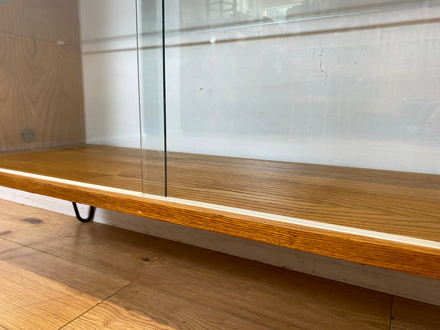Stilvolle Mid-Century Vitrine in Eiche auf neuen Hairpin Füßen mit beidseitiger Verglasung & Glasböden I Raumtrenner Glasvitrine Display Geschirrschrank Highboard Vintage I
