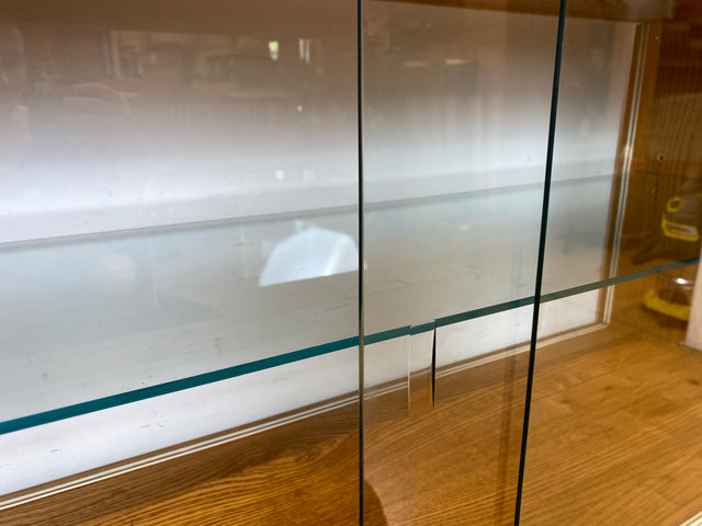 Stilvolle Mid-Century Vitrine in Eiche auf neuen Hairpin Füßen mit beidseitiger Verglasung & Glasböden I Raumtrenner Glasvitrine Display Geschirrschrank Highboard Vintage I