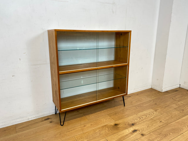 Stilvolle Mid-Century Vitrine in Eiche auf neuen Hairpin Füßen mit beidseitiger Verglasung & Glasböden I Raumtrenner Glasvitrine Display Geschirrschrank Highboard Vintage I