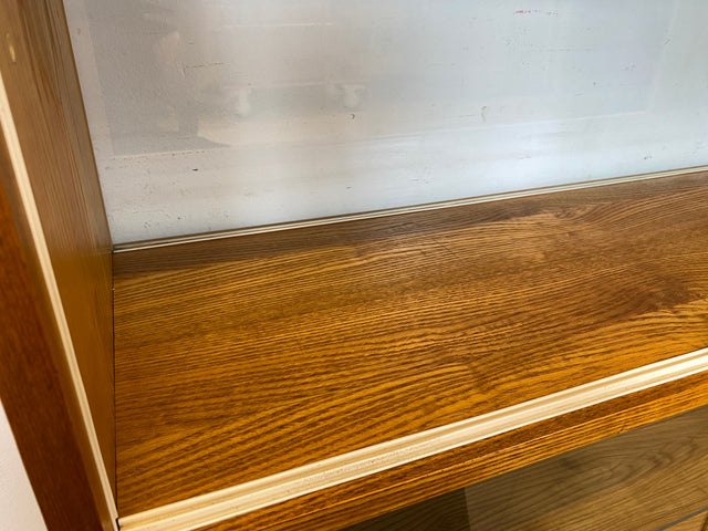 Stilvolle Mid-Century Vitrine in Eiche auf neuen Hairpin Füßen mit beidseitiger Verglasung & Glasböden I Raumtrenner Glasvitrine Display Geschirrschrank Highboard Vintage I