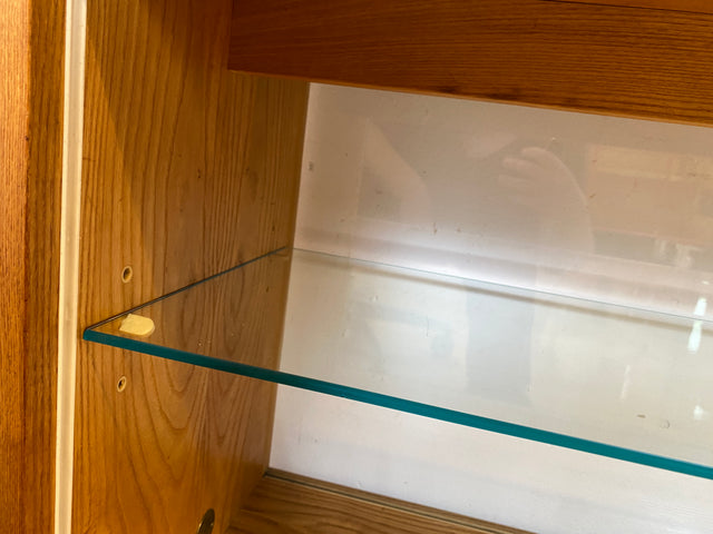 Stilvolle Mid-Century Vitrine in Eiche auf neuen Hairpin Füßen mit beidseitiger Verglasung & Glasböden I Raumtrenner Glasvitrine Display Geschirrschrank Highboard Vintage I