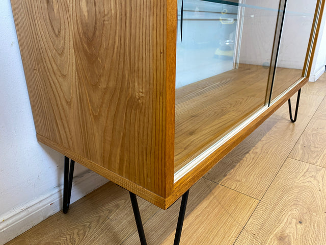 Stilvolle Mid-Century Vitrine in Eiche auf neuen Hairpin Füßen mit beidseitiger Verglasung & Glasböden I Raumtrenner Glasvitrine Display Geschirrschrank Highboard Vintage I