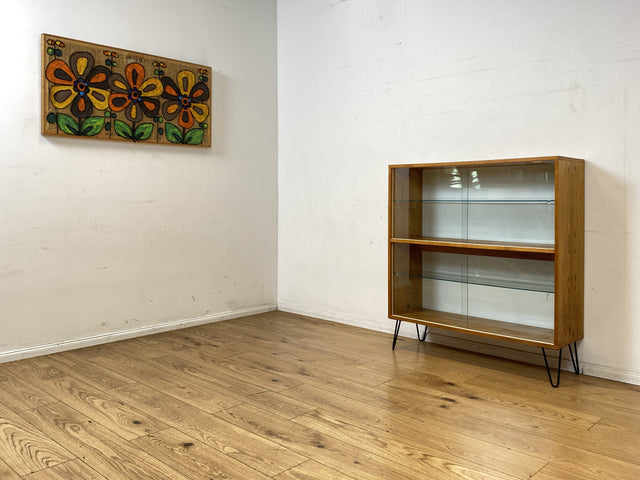 Stilvolle Mid-Century Vitrine in Eiche auf neuen Hairpin Füßen mit beidseitiger Verglasung & Glasböden I Raumtrenner Glasvitrine Display Geschirrschrank Highboard Vintage I