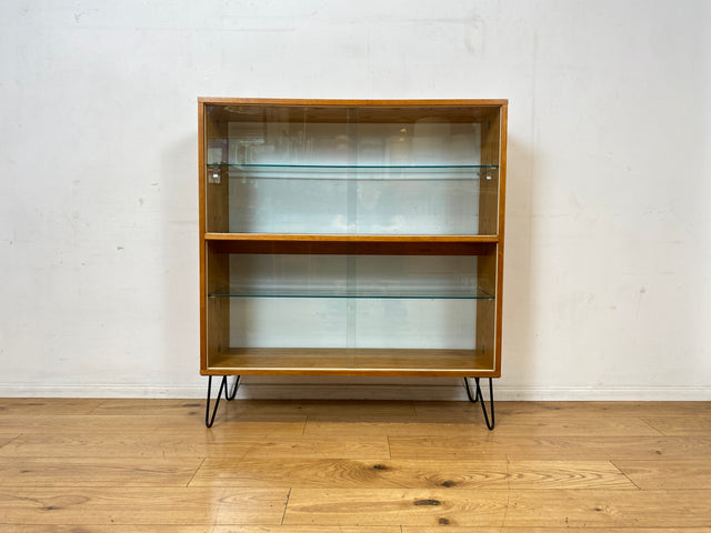 Stilvolle Mid-Century Vitrine in Eiche auf neuen Hairpin Füßen mit beidseitiger Verglasung & Glasböden I Raumtrenner Glasvitrine Display Geschirrschrank Highboard Vintage I