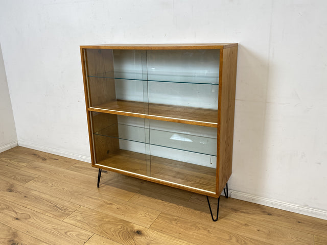 Stilvolle Mid-Century Vitrine in Eiche auf neuen Hairpin Füßen mit beidseitiger Verglasung & Glasböden I Raumtrenner Glasvitrine Display Geschirrschrank Highboard Vintage I