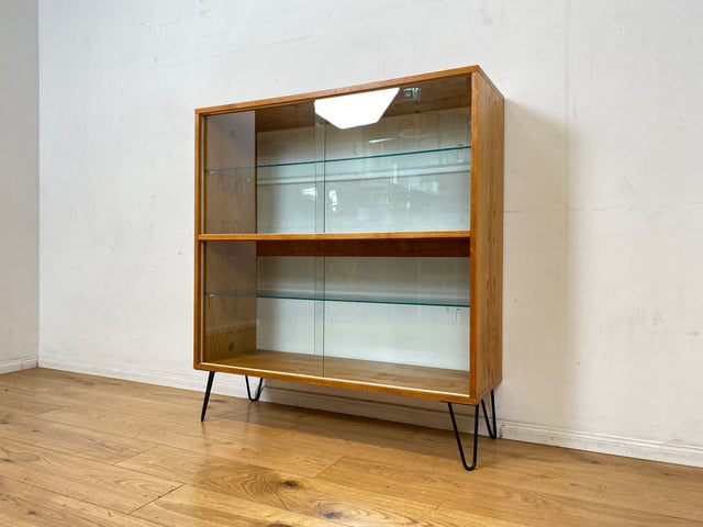 Stilvolle Mid-Century Vitrine in Eiche auf neuen Hairpin Füßen mit beidseitiger Verglasung & Glasböden I Raumtrenner Glasvitrine Display Geschirrschrank Highboard Vintage I