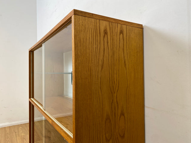 Stilvolle Mid-Century Vitrine in Eiche auf neuen Hairpin Füßen mit beidseitiger Verglasung & Glasböden I Raumtrenner Glasvitrine Display Geschirrschrank Highboard Vintage I
