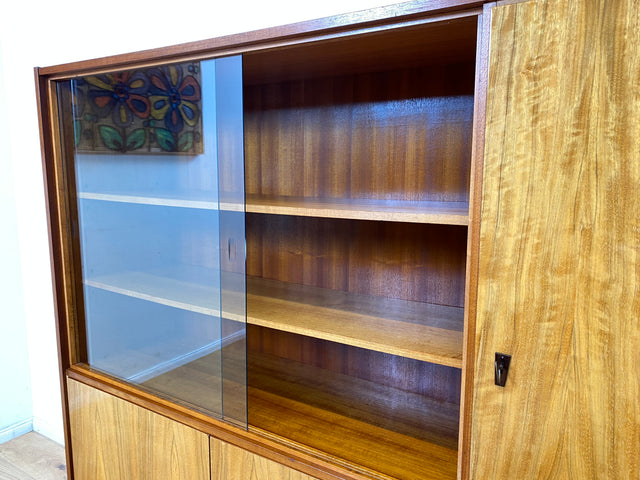 Schöner und gut erhaltener Mid-Century Wohnzimmerschrank mit Vitrine I Schrank Highboard Sideboard Anrichte Geschirrschrank Bücherschrank Büchervitrine Vintage 60er I